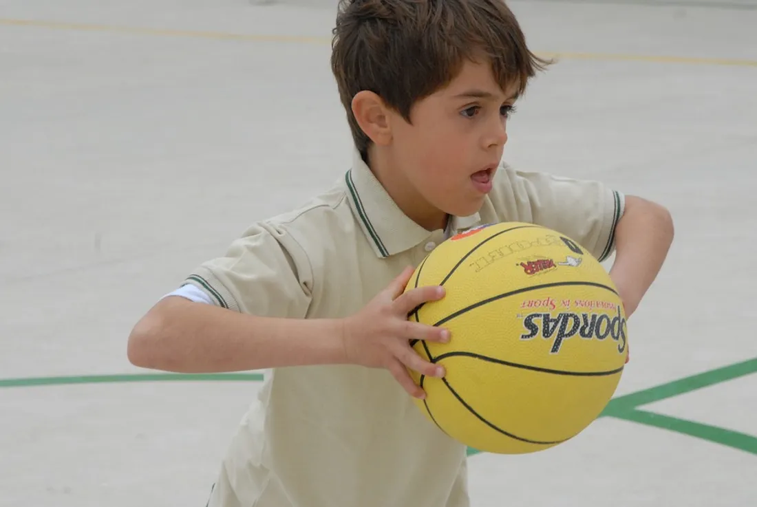 Enfant qui pratique le basket-ball