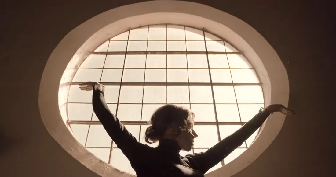 Tina Arena dans le clip de "Je me rapproche"