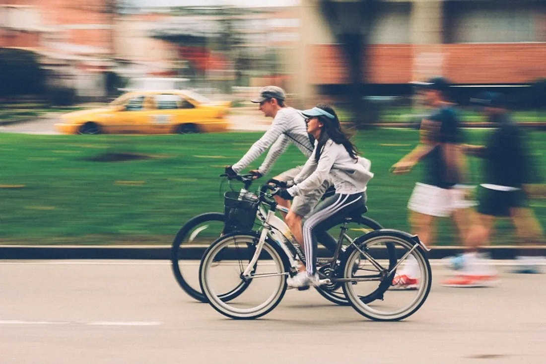 Personnes à vélo