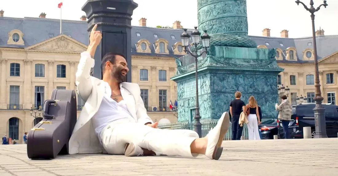 Ycare dans le clip "Le fou et le roi"