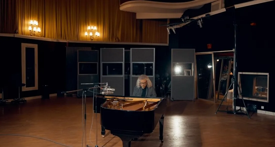 Yvan Cassar joue du piano dans le clip de "Grave-moi le coeur"