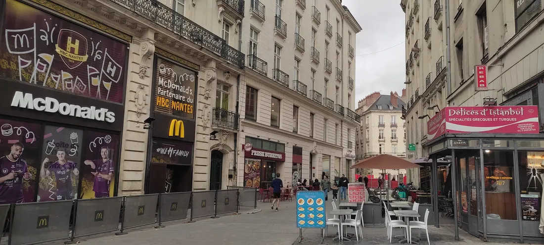 Les fast-foods de la place du Commerce à Nantes doivent s'adapter à cette nouvelle réglementation