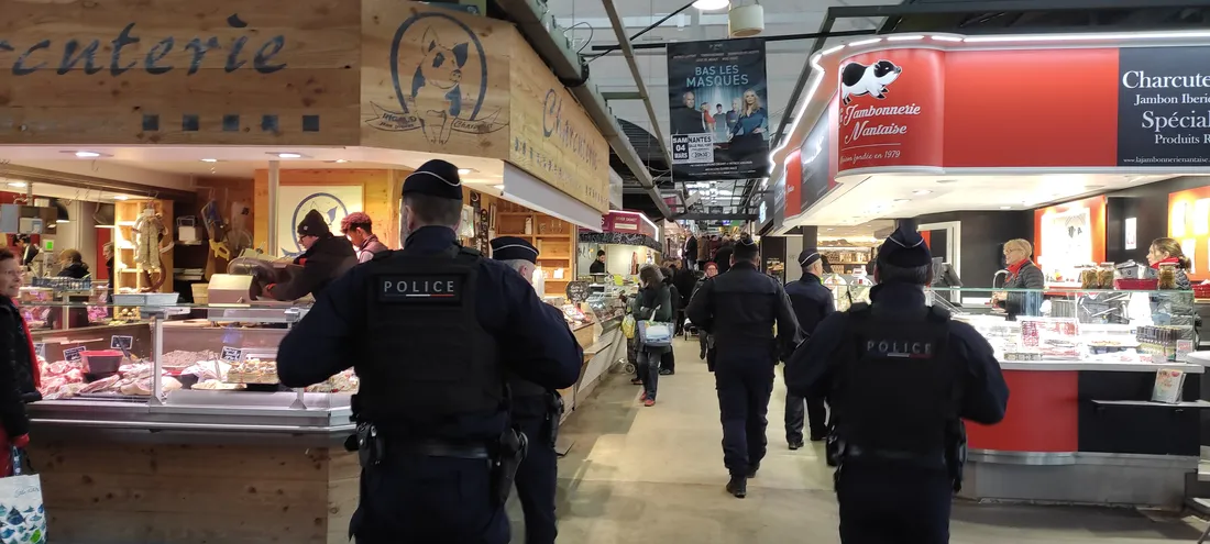 Une patrouille pédestre au marché de Talensac de Nantes, le vendredi 24 février 2023. 