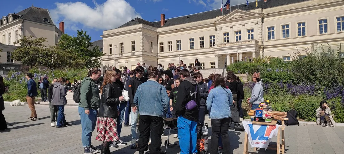 Une centaine de lycéens devant l'hôtel de ville d'Angers contre la réforme des retraites.