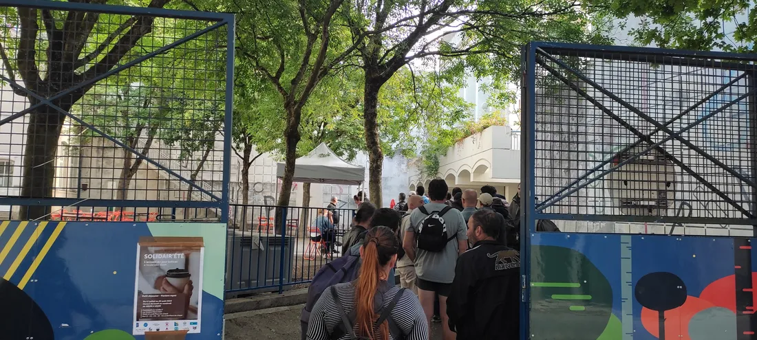 Une centaine de SDF profitent de l'ouverture de l'école Léon-Blum, le matin à Nantes.