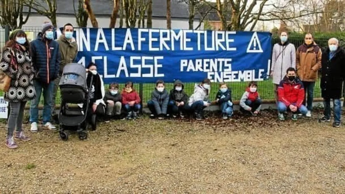 Les parents devant l'école public de Plouhinec