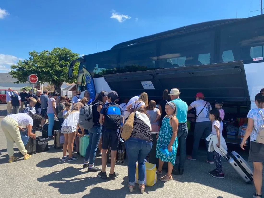 Les ukraininens et leurs familles d'accueil chargent le bus