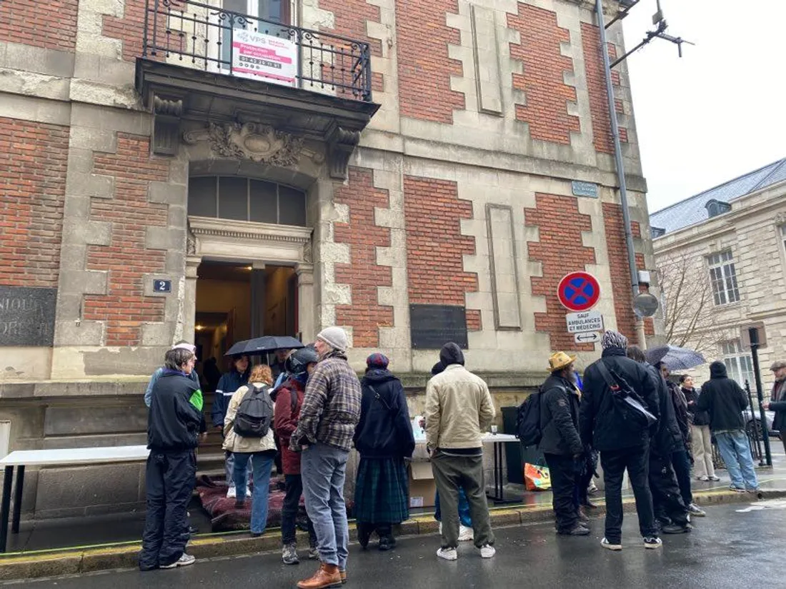 Rassemblement devant le logement provisoire à Nantes