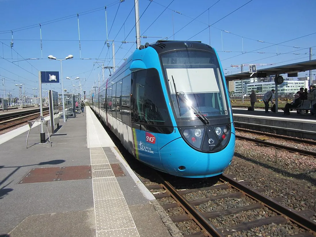 Alstom Dualis n°107 à la gare SNCF de Nantes, en attente du départ sur la ligne Nantes - Vertou.