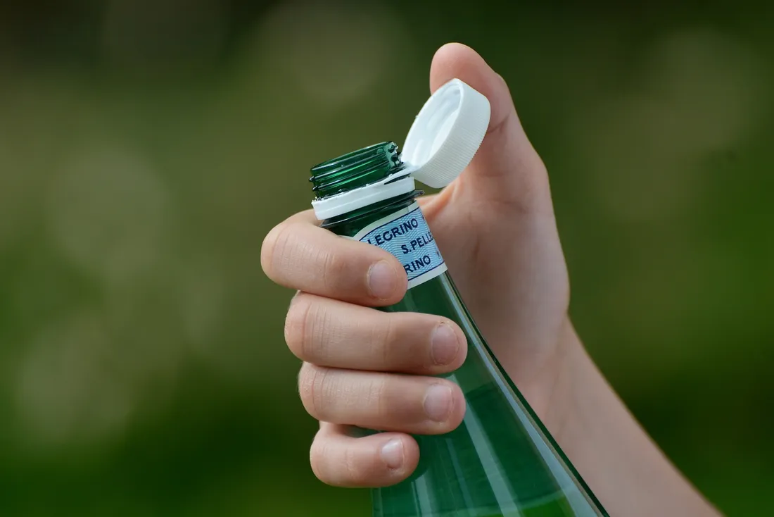 Bouteille plastique à bouchon fixé