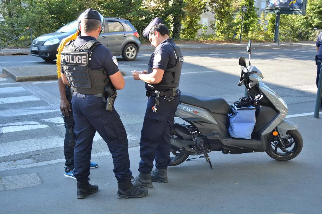 Opération de contrôles par la Police (Rennes, août 2022)