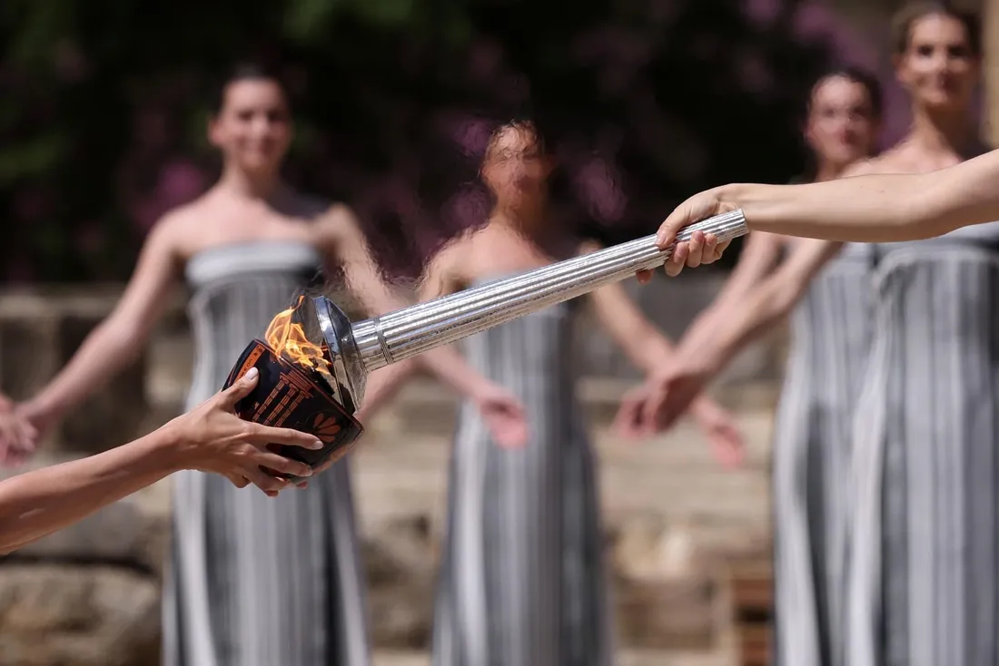 La flamme s'allume à Olympie en Grèce