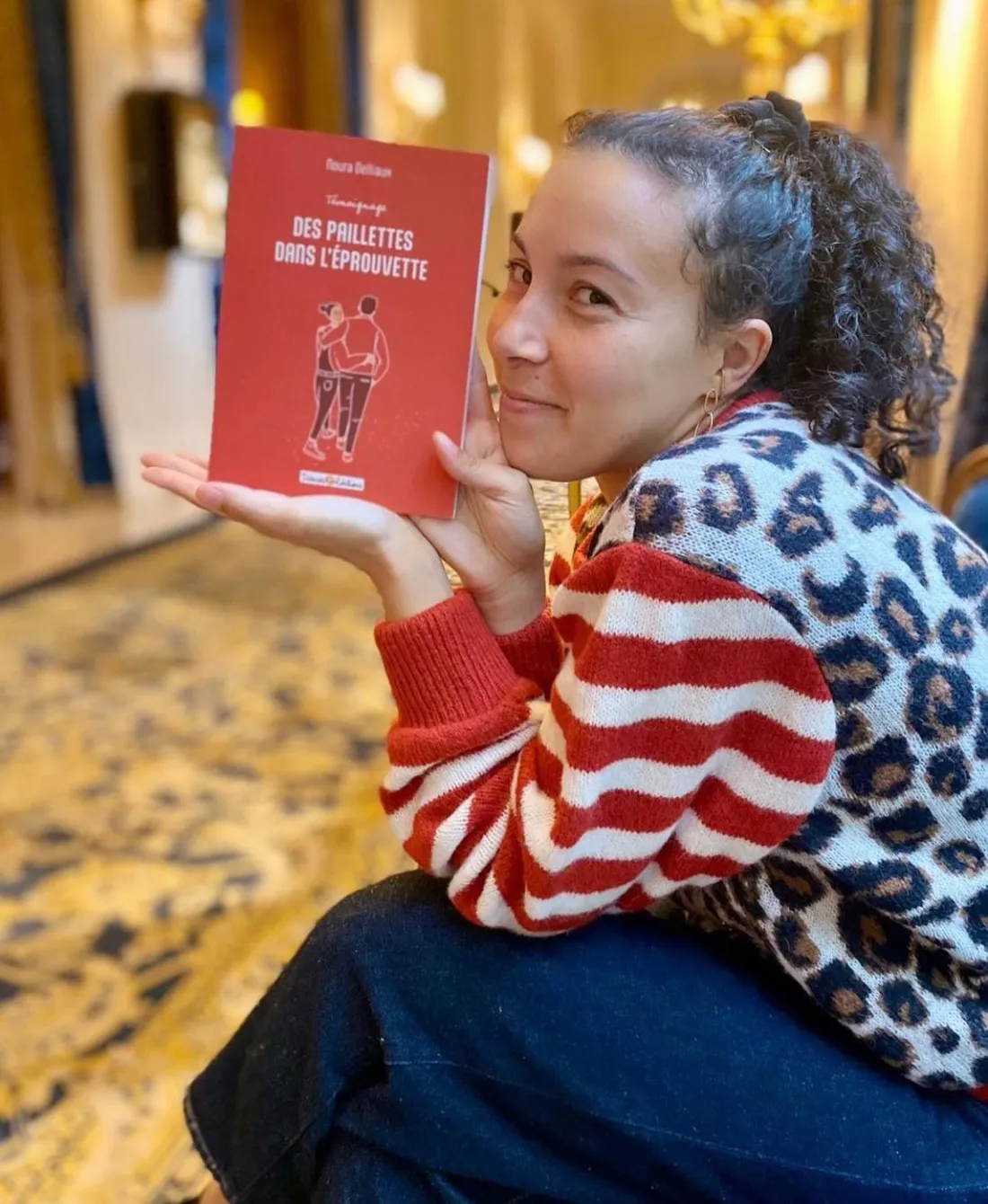 Noura Delliaux avec son livre "Des paillettes dans l’éprouvette”