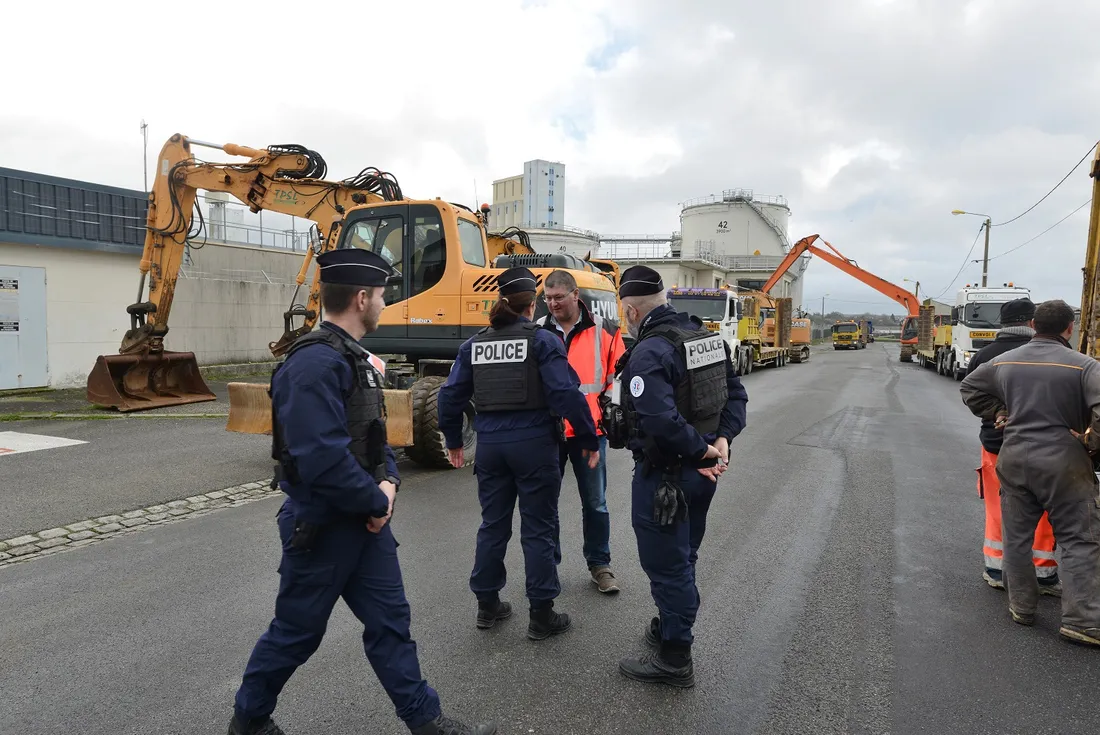 Blocage du dépôt pétrolier de Lorient - police et engins BTP