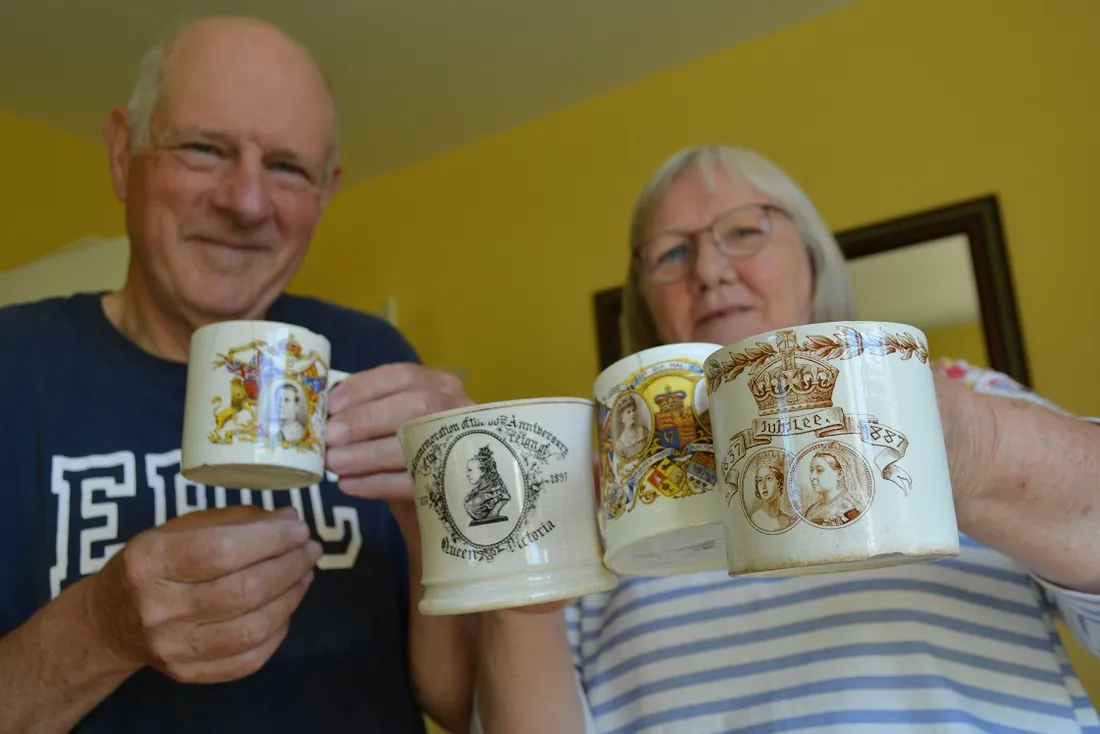 Lynne et John Tiltman avec leurs mugs