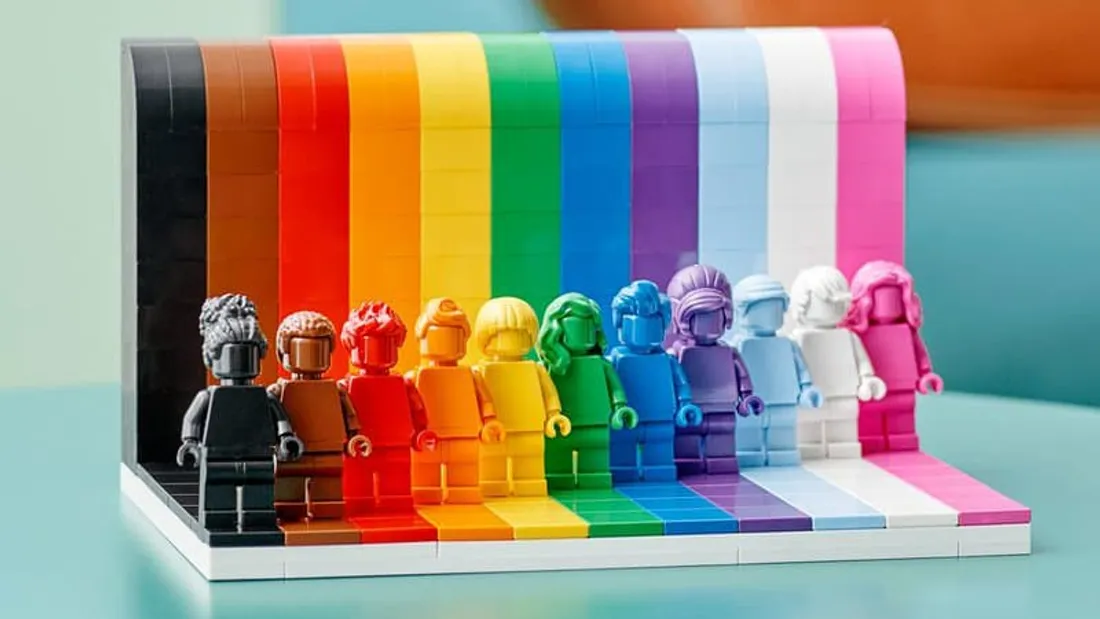 Les 11 figurines LEGO sont monochromes, une couleur, une coiffure... 