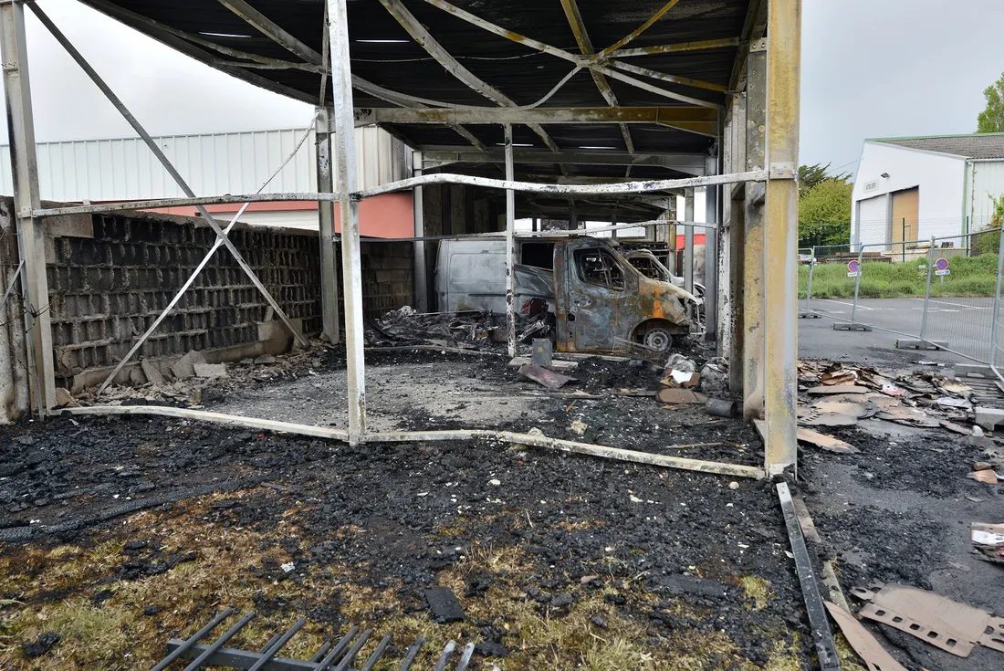 Entrepôt détruit à Lorient (56)