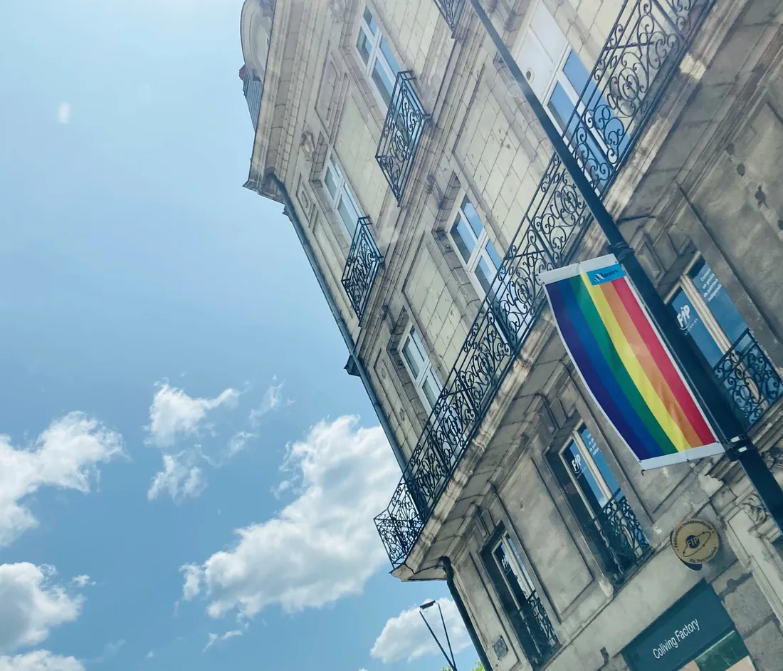 Drapeau LGBT à Nantes (44)