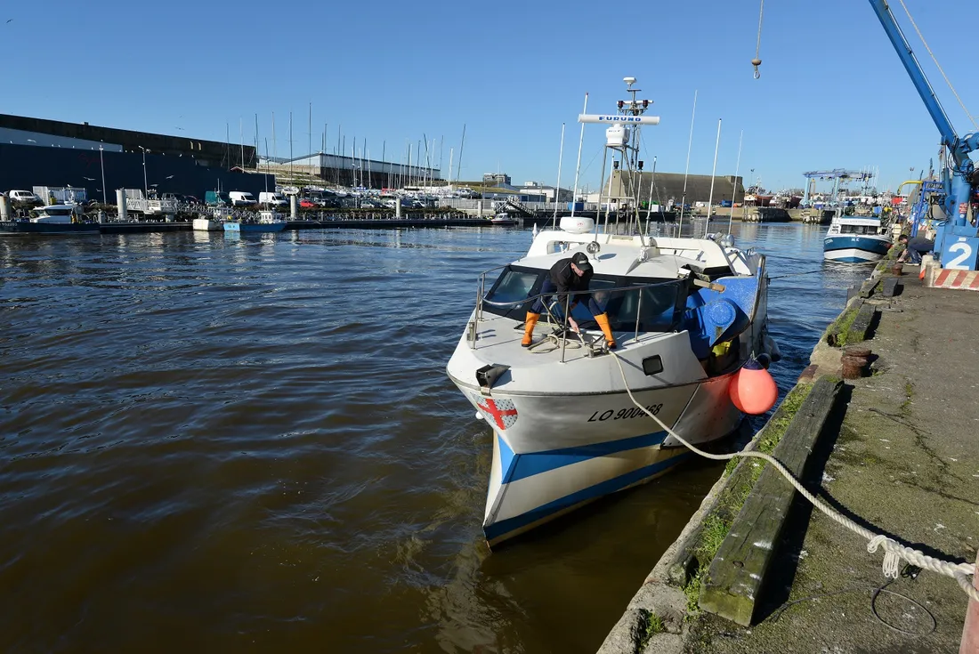 Un fileyeur amarré au port de Lorient