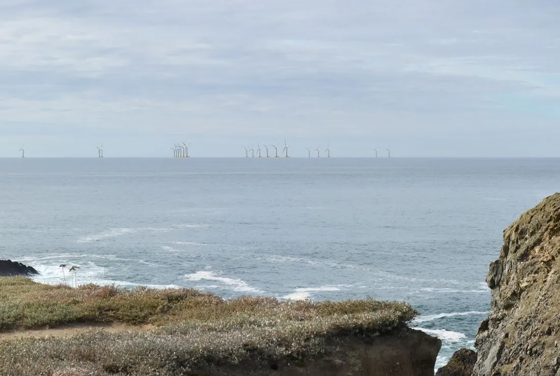 Eoliennes en mer du Morbihan depuis Groix