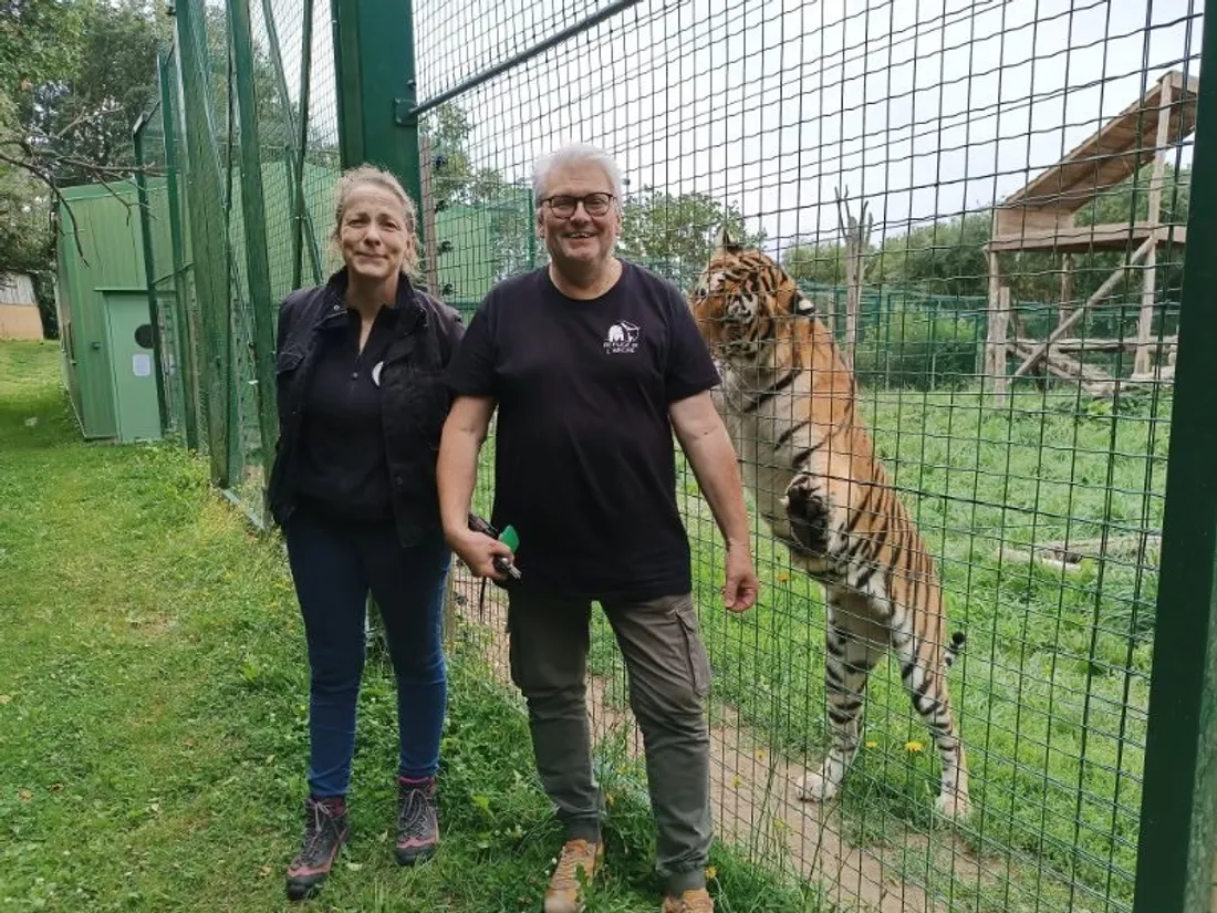 Le directeur du Refuge de l'Arche Jean-Marie Mulon et Armelle Lagarde avec le tigre Kaïro