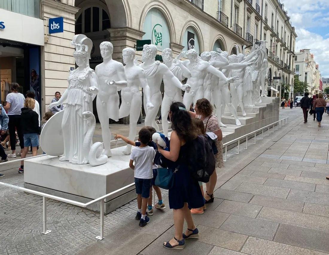 La statue de la rue d'Orléans