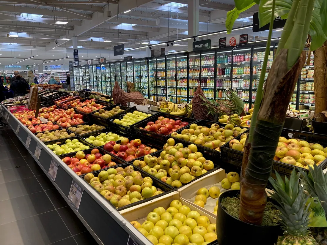 Stand fruits et légumes dans un supermarché de Loire-Atlantique