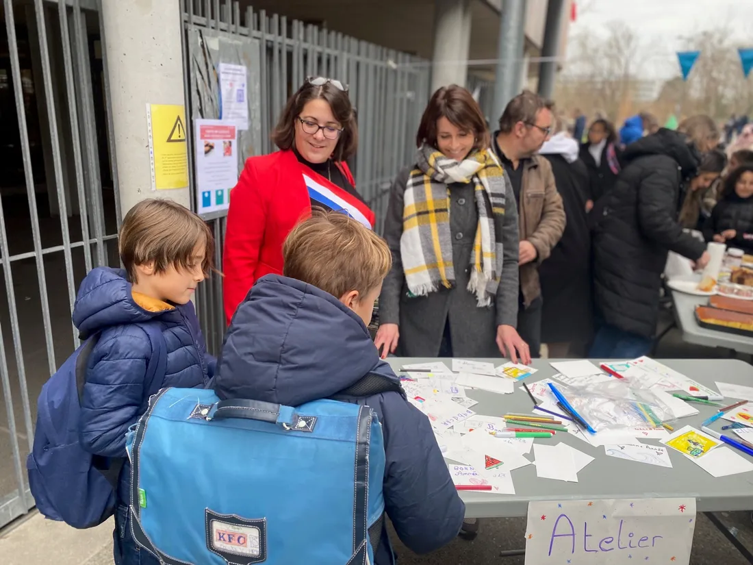 Autour de la députée, les enfants ont écrit des lettres destinées à la rectrice d'Académie