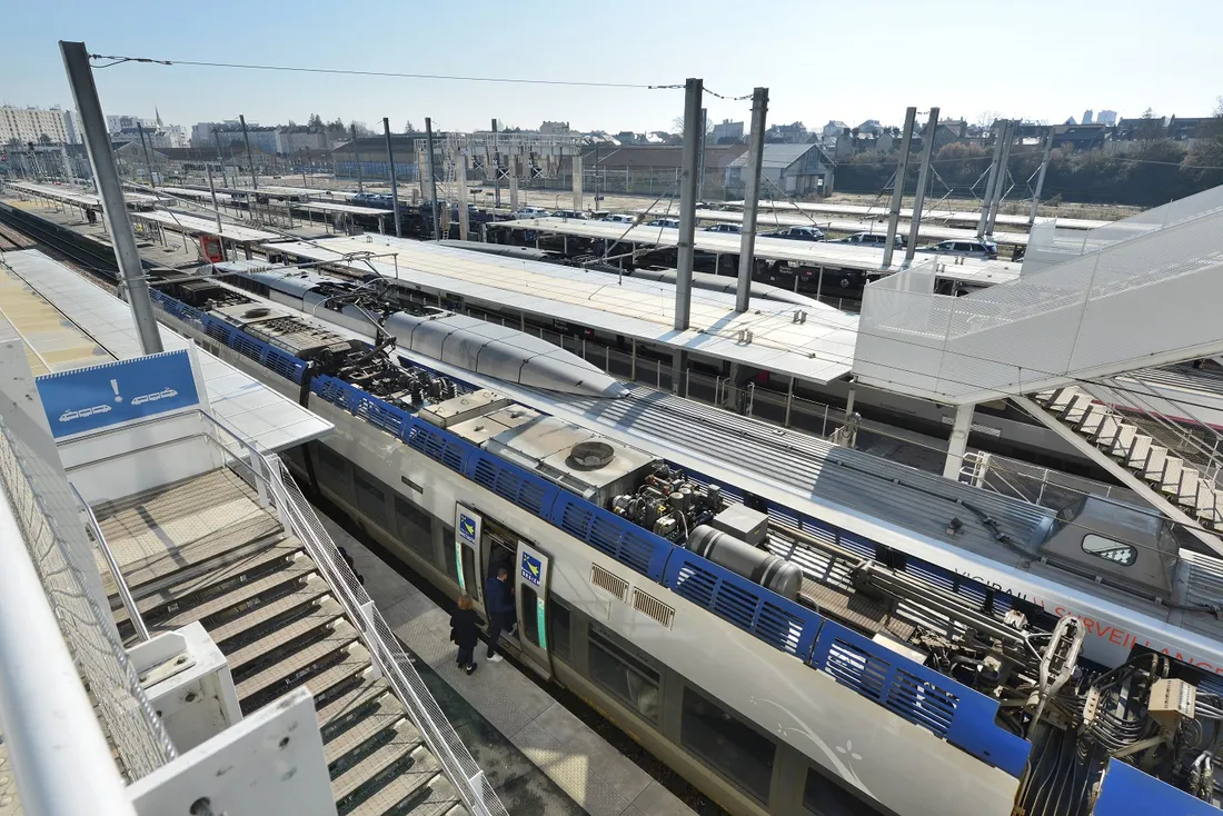 Trains en gare de Rennes(35)