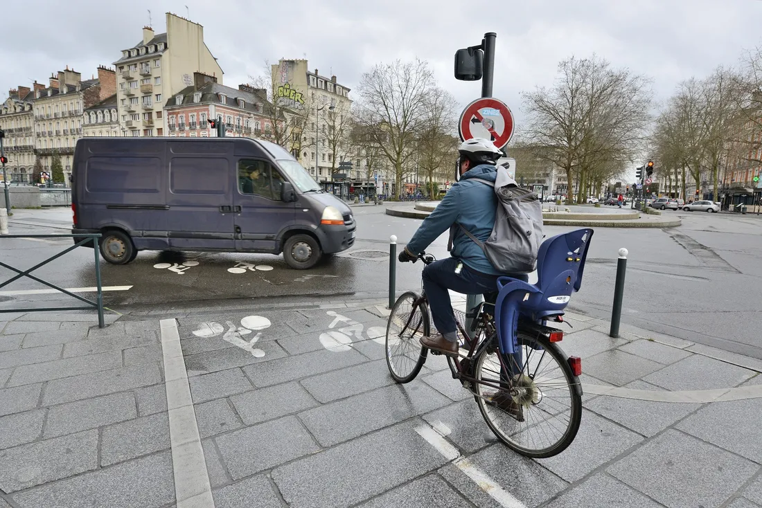 Vélo piste cyclable dans le centre-ville de Rennes