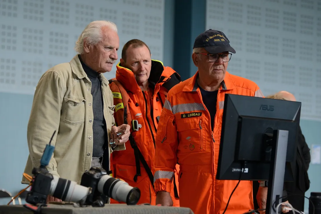 Yann Artus Bertrand et des marins de la SNSM