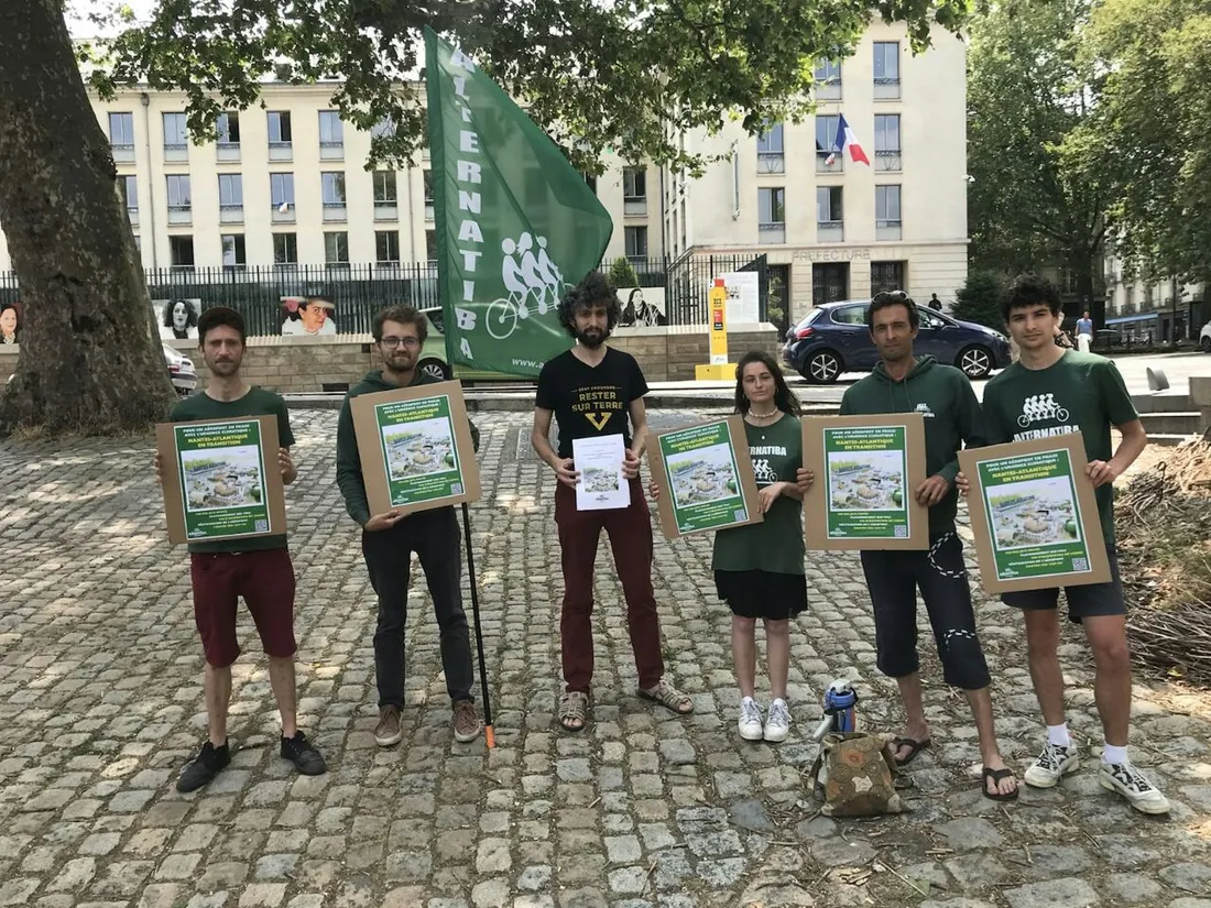 Les bénévoles d'Alternatiba Nantes à la préfecture de Loire-Atlantique