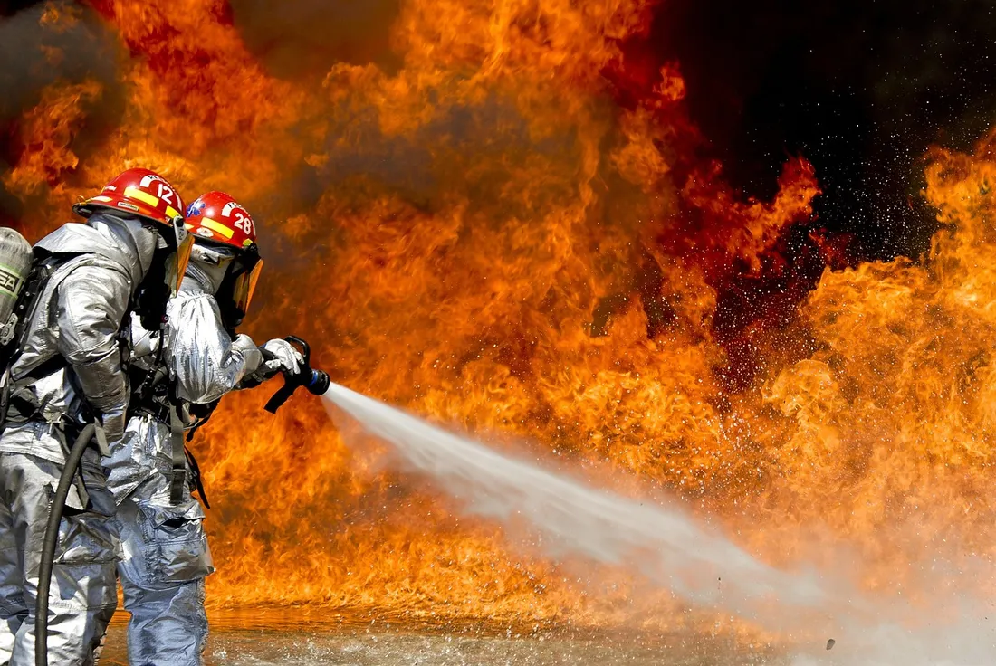 Des pompiers face aux flammes (photo d'illustration)