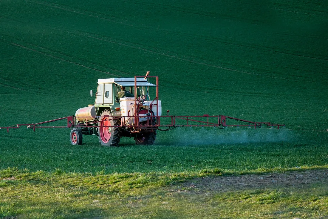 Tracteur déversant des pesticides