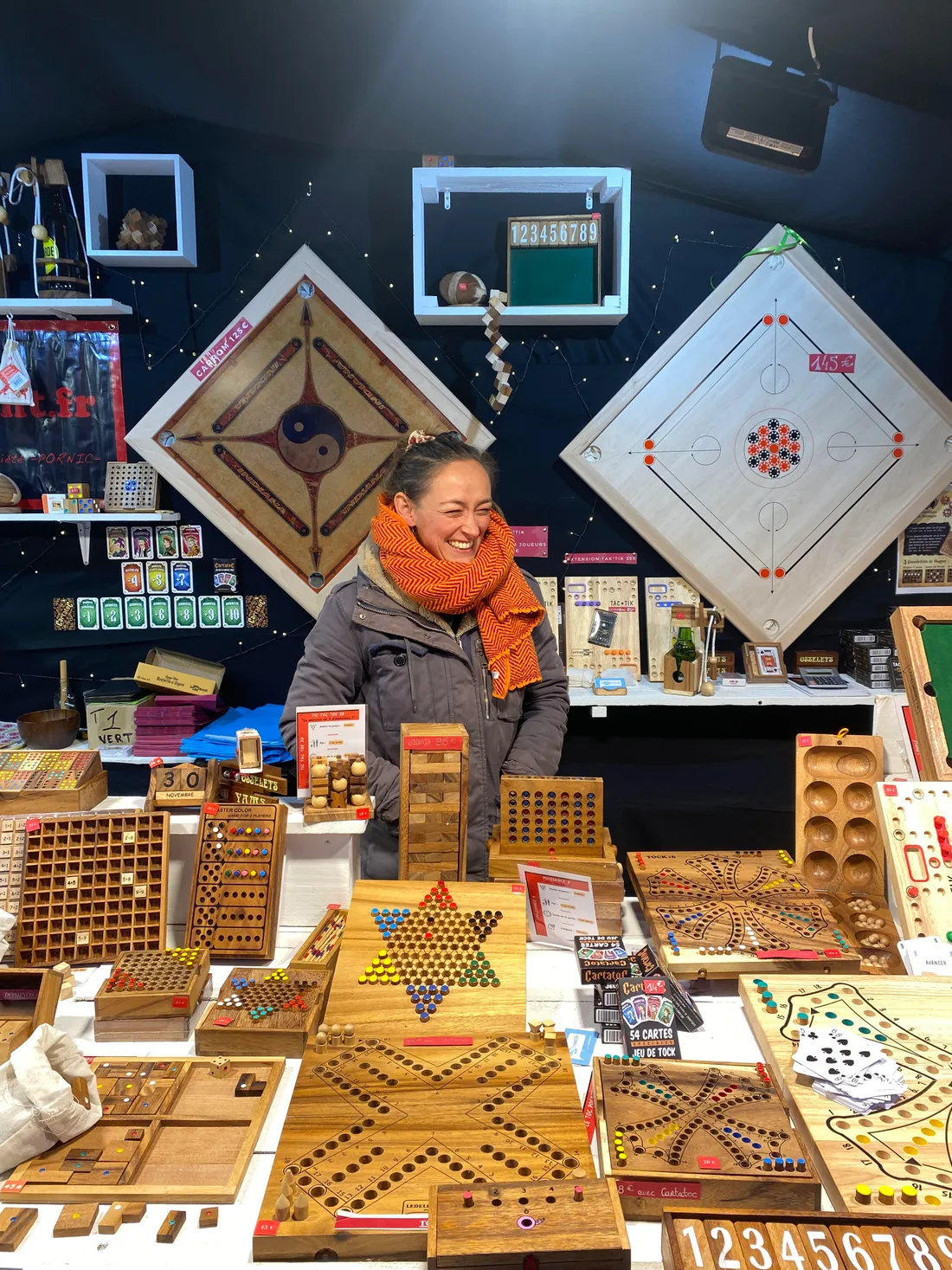 Marie, vendeuse de jeux en bois sur le marché de  noël de Nantes
