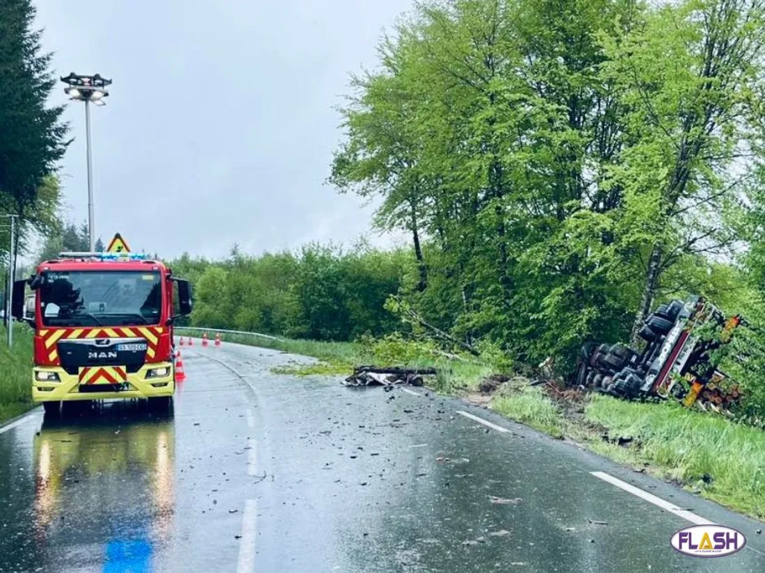 Un camion a fini dans le fossé après l'accident. ©SDIS19