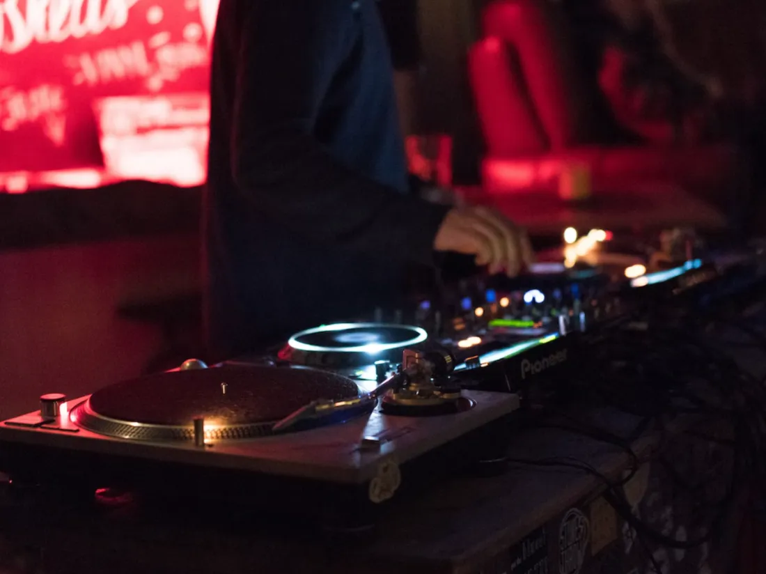 DJs