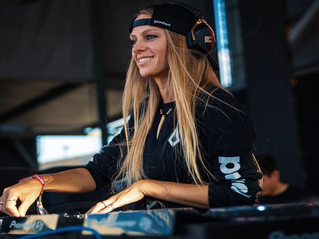 Nora En Pure sort Life On Hold