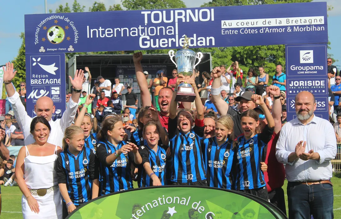 La célébration des joueuses Belges avec leur trophée.