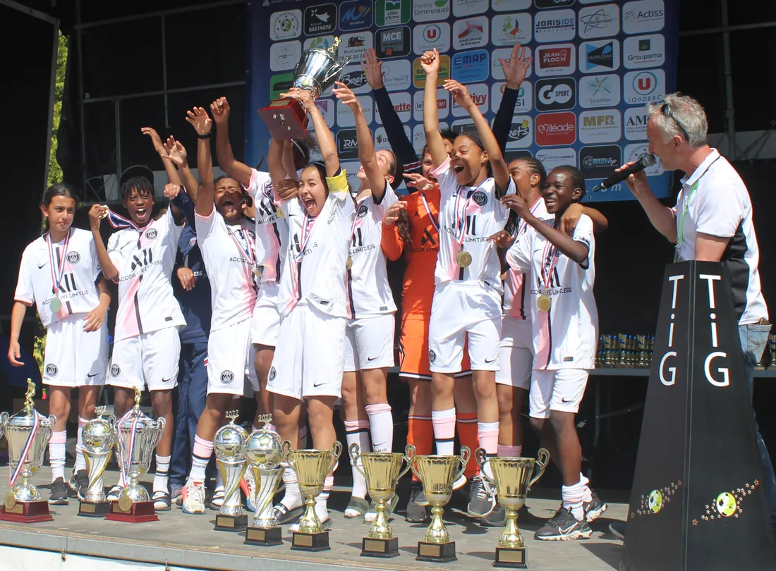 Les Parisiennes soulèvent le trophée du tournoi U14.