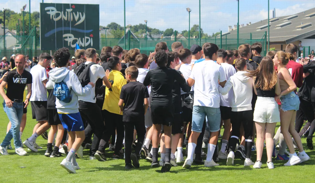 Communion entre les joueurs et les supporters du Stade Pontivyen. 