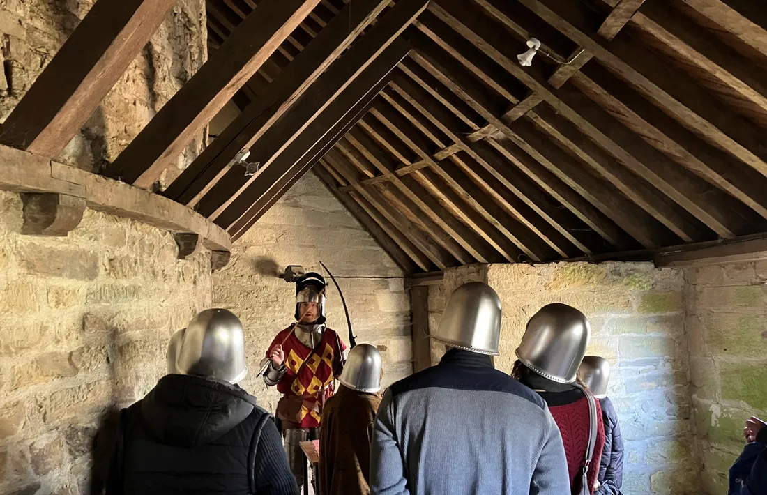 Dans une des tours du château, Benoit Gouriou explique les techniques de défense. 