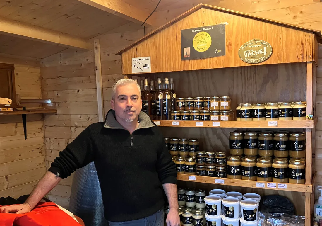 Mickaël Junot, propose trois miels à la vente, celui de printemps, d'été et au sarrasin.