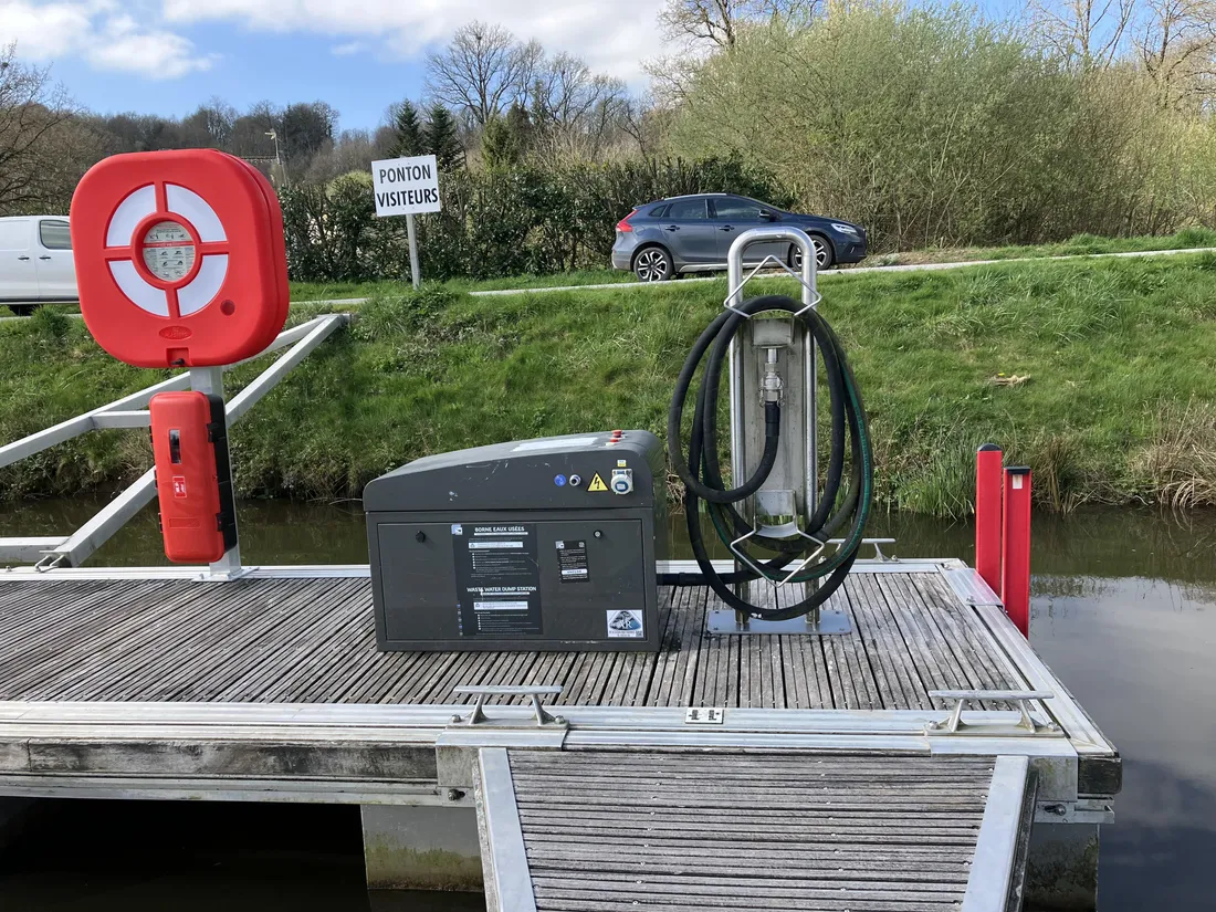 Une des 22 pompes, ici celle placée dans le port de Rohan. 