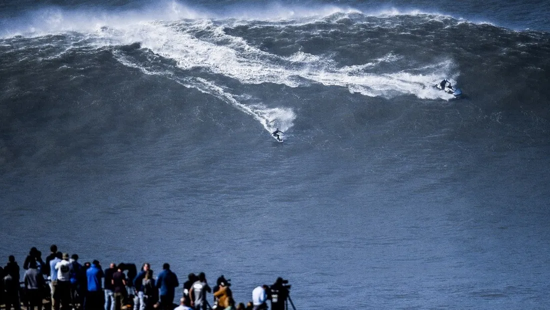 Le célèbre spot de surf de Praia do Norte à Nazaré à fait sa première victime. 