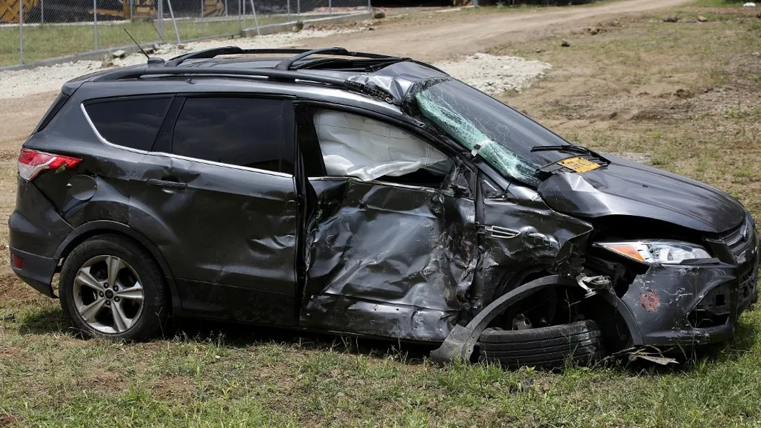 La voiture accidentée de Freddy Rincón au lendemain du 11 avril.