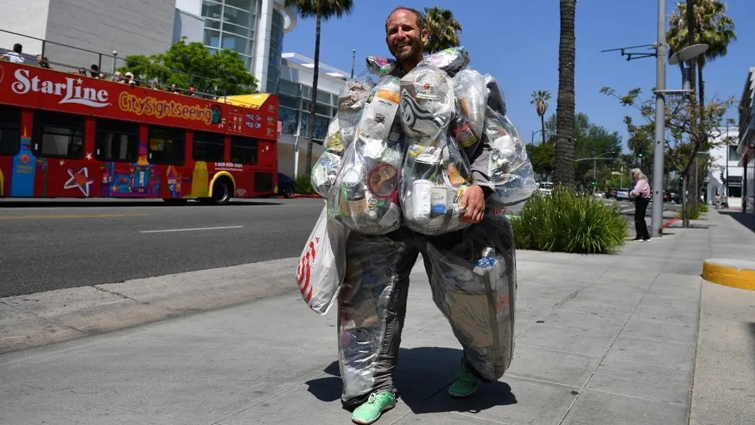 Rob Greenfield transporte avec lui 28 kg de déchets pour lutter contre la surconsommation. 