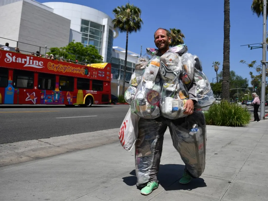 Rob Greenfield transporte avec lui 28 kg de déchets pour lutter contre la surconsommation. 