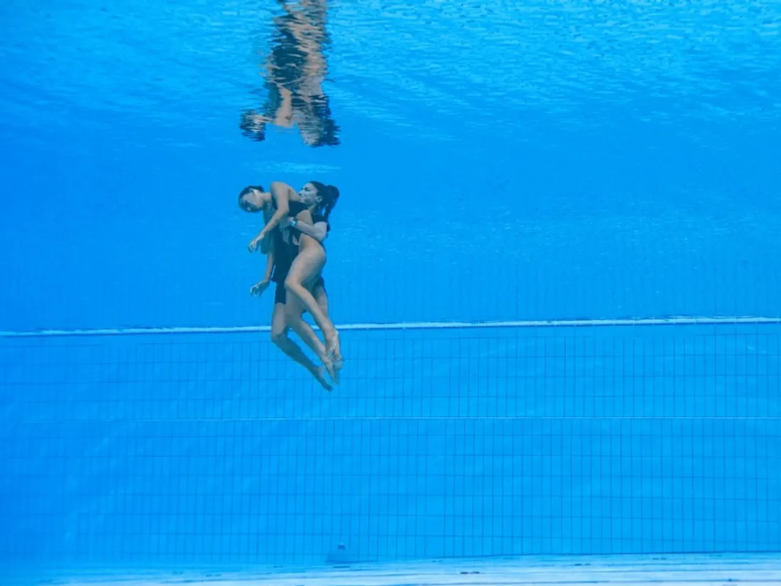 La championne de natation synchronisée Anita Alvarez sauvée par Andrea Fuentes, son entraîneure. 