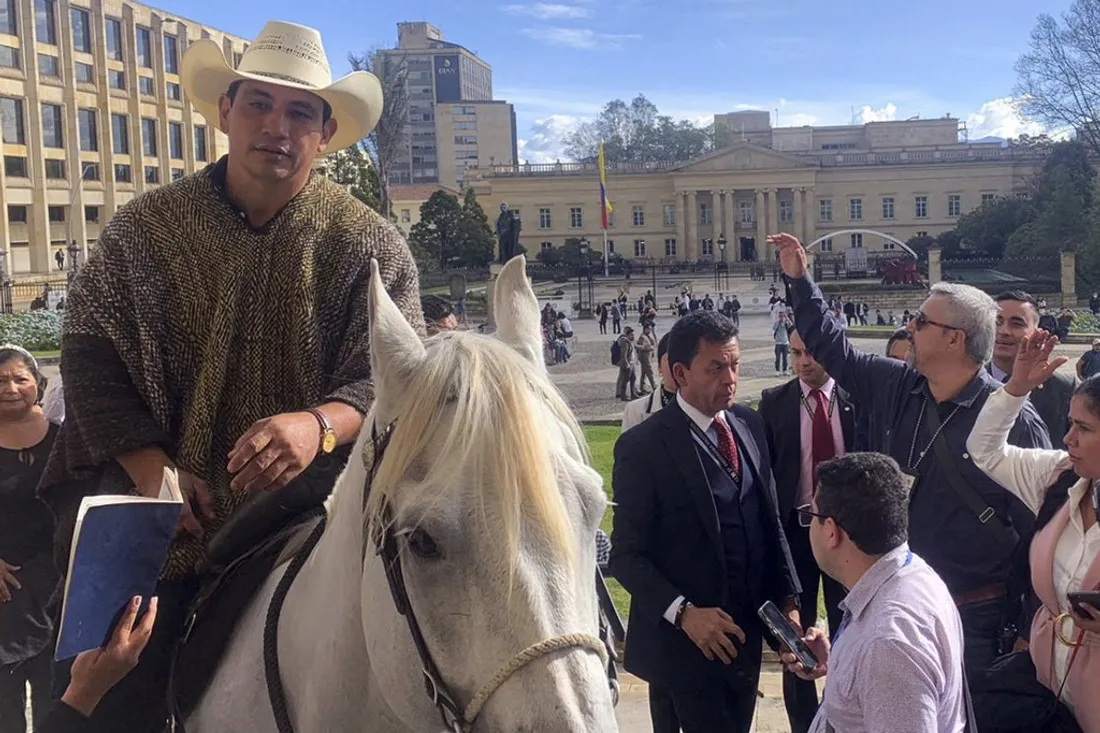 Le sénateur colombien Alirio Barrera s'est présenté au Parlement perché sur son cheval blanc.